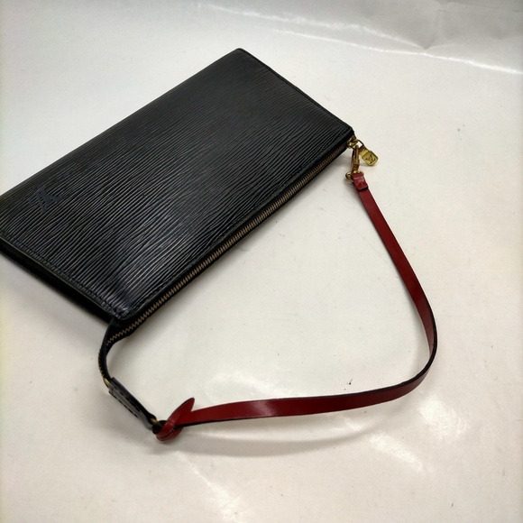 Louis Vuitton Pochette Black Epi - Picture 4 of 9